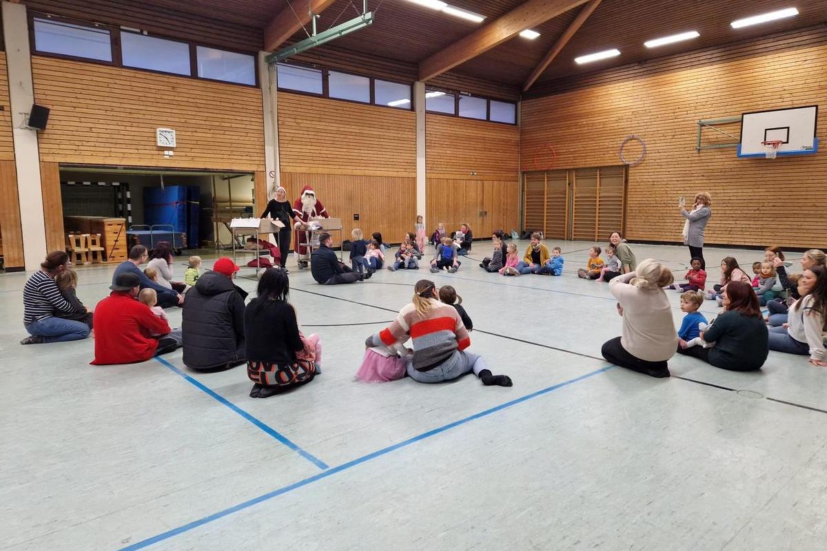 Nachbericht vom 1. „Papa’s Tobeclub“ und Besuch des Weihnachtsmannes beim Eltern-Kind- Turnen