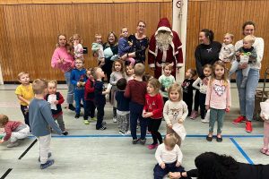 2. „Papa’s Tobeclub“ und Besuch des Weihnachtsmannes beim Eltern-Kind-Turnen