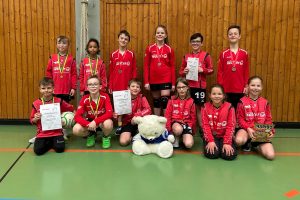 U10 Faustballer erhalten ihre erste Medaille 